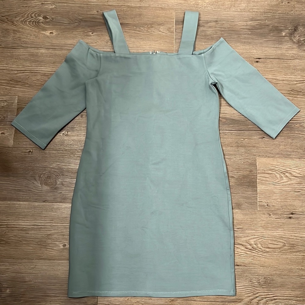 Romeo + Juliet Couture NWT Dusty Sage Cold Shoulder Back Zip Dress Size Medium
